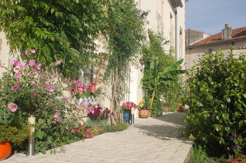 Hotel Du Donjon Aulnay  Kültér fotó