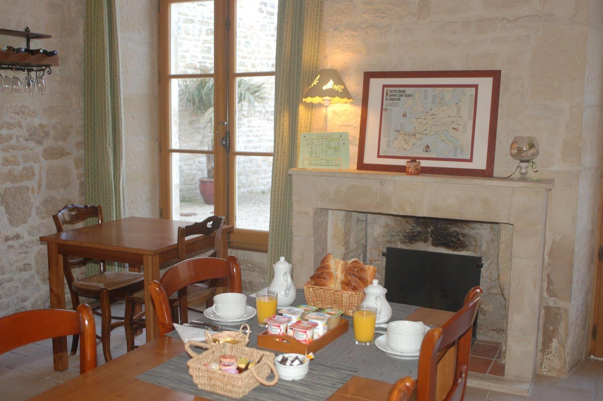 Hotel Du Donjon Aulnay  Kültér fotó