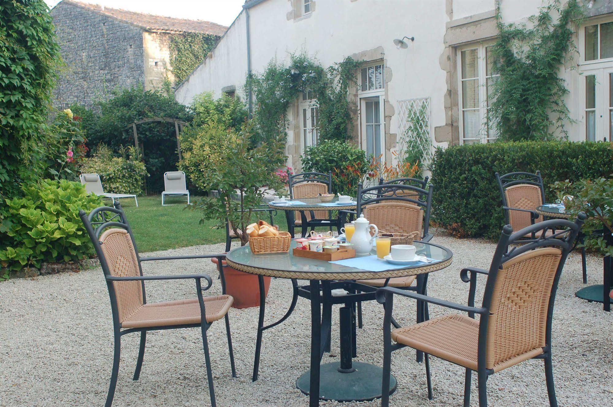 Hotel Du Donjon Aulnay  Kültér fotó